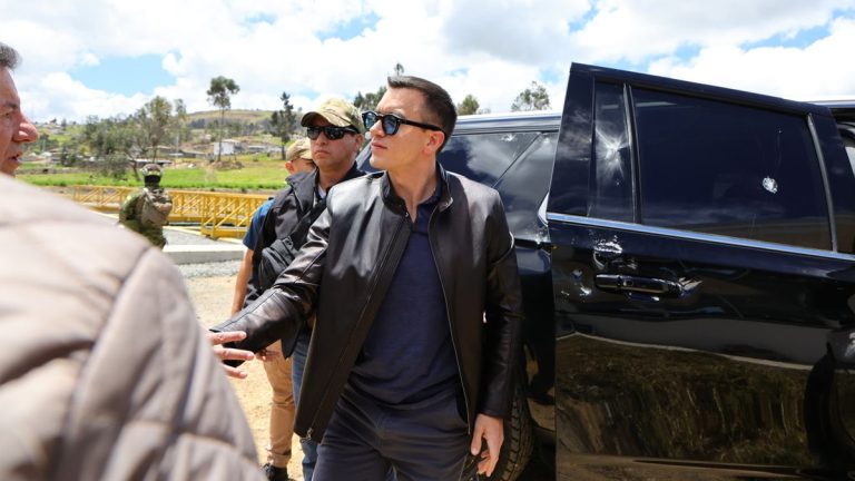 Ecuadorian President Daniel Noboa’s security convoy seen during protests in Cañar Province, where demonstrators threw stones amid growing unrest over the removal of diesel subsidies.
