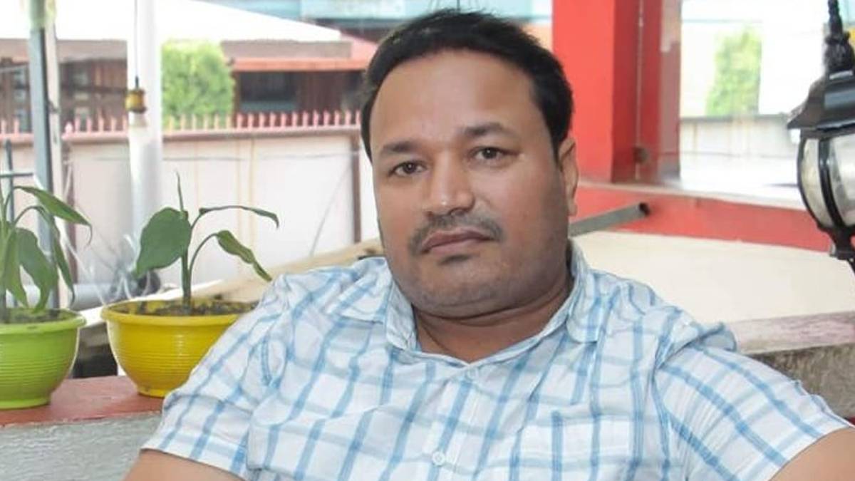 Police inspect a vehicle carrying CPN candidate Manoj Kumar Chaudhary after a suspicious object was discovered during a security check in Parsa district, Nepal.