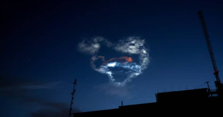 Missile trails and explosions visible in night sky during Iran US conflict