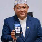 Foreign Minister Shishir Khanal displaying the MoFA Mitra mobile app