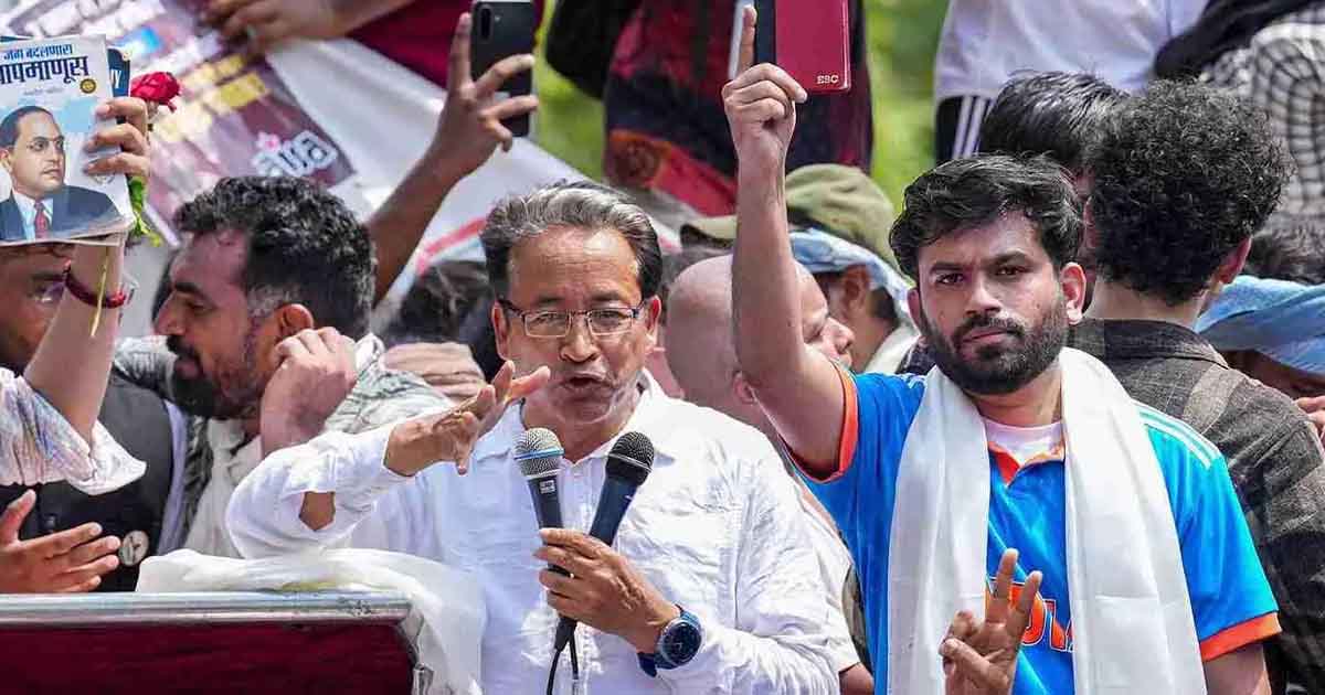 सोनम वांगचुक के साथ शिक्षा मंत्री के इस्तीफे की मांग