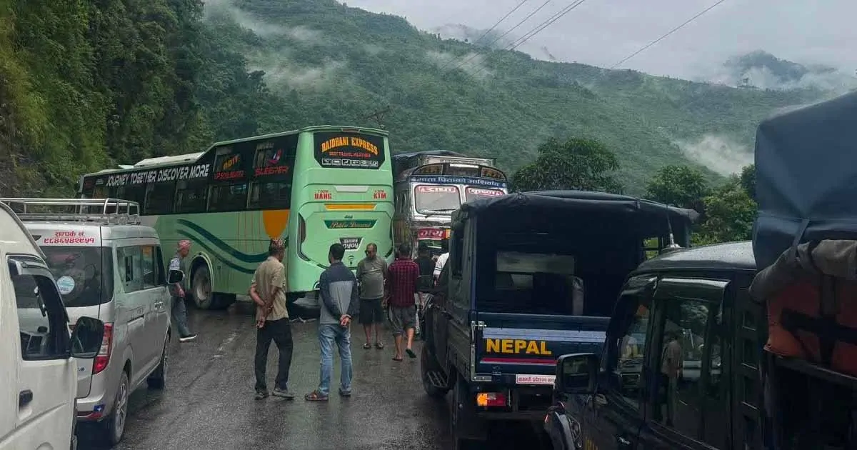 जलबीरेमा दुई बस ठोक्किँदा मुग्लिन–नारायणगढ सडक अवरुद्ध
